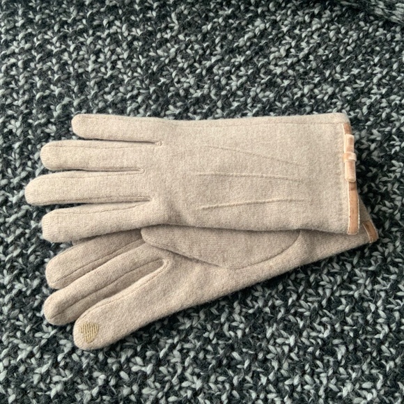 Luxury Cashmere Merino Wool Gloves Classic Beige Driving Winter mittens with bow - Picture 6 of 12